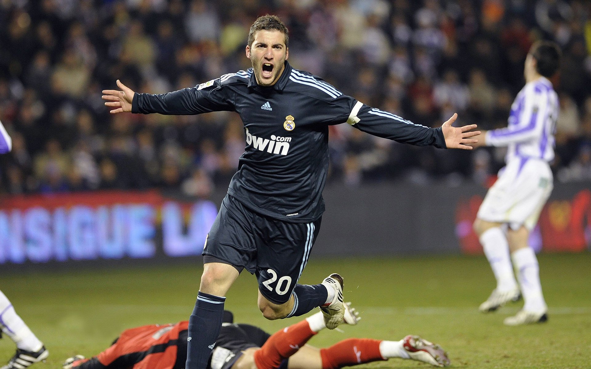 广东队利用错位制造机会频繁得分，广东队位置